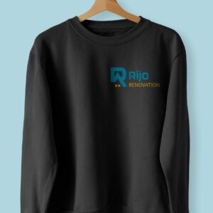 Conception graphique avec le logo de l'entreprise sur le devant d'un chandail de type crew neck.