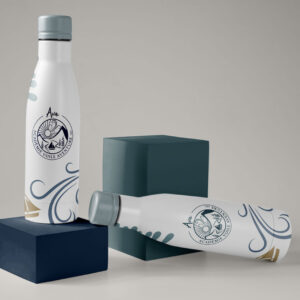 image de marque pour Ava académie voile aventure. Mockup sur bouteilles.
