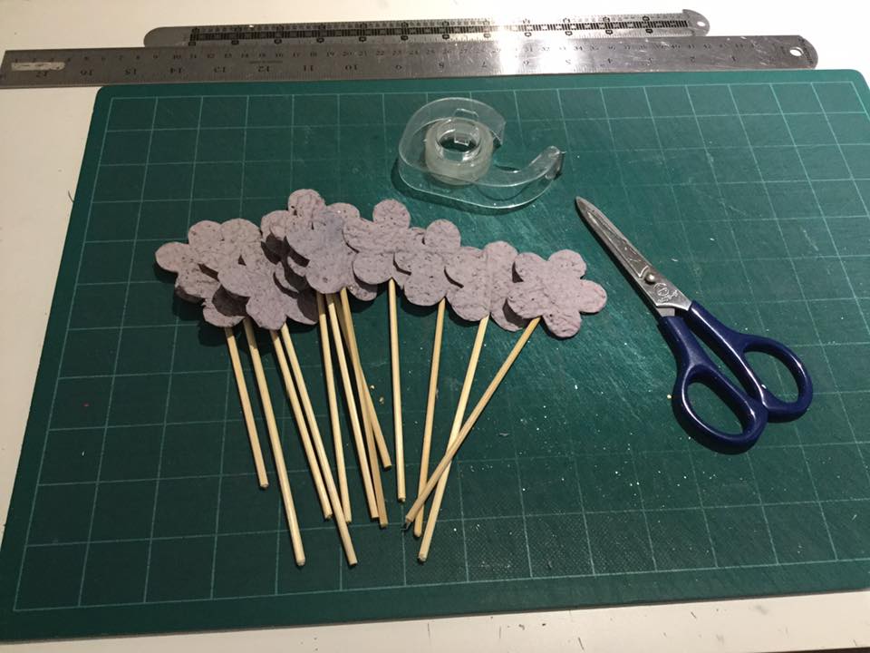 Fabrication des fleurs pour cadeaux d'enseigante