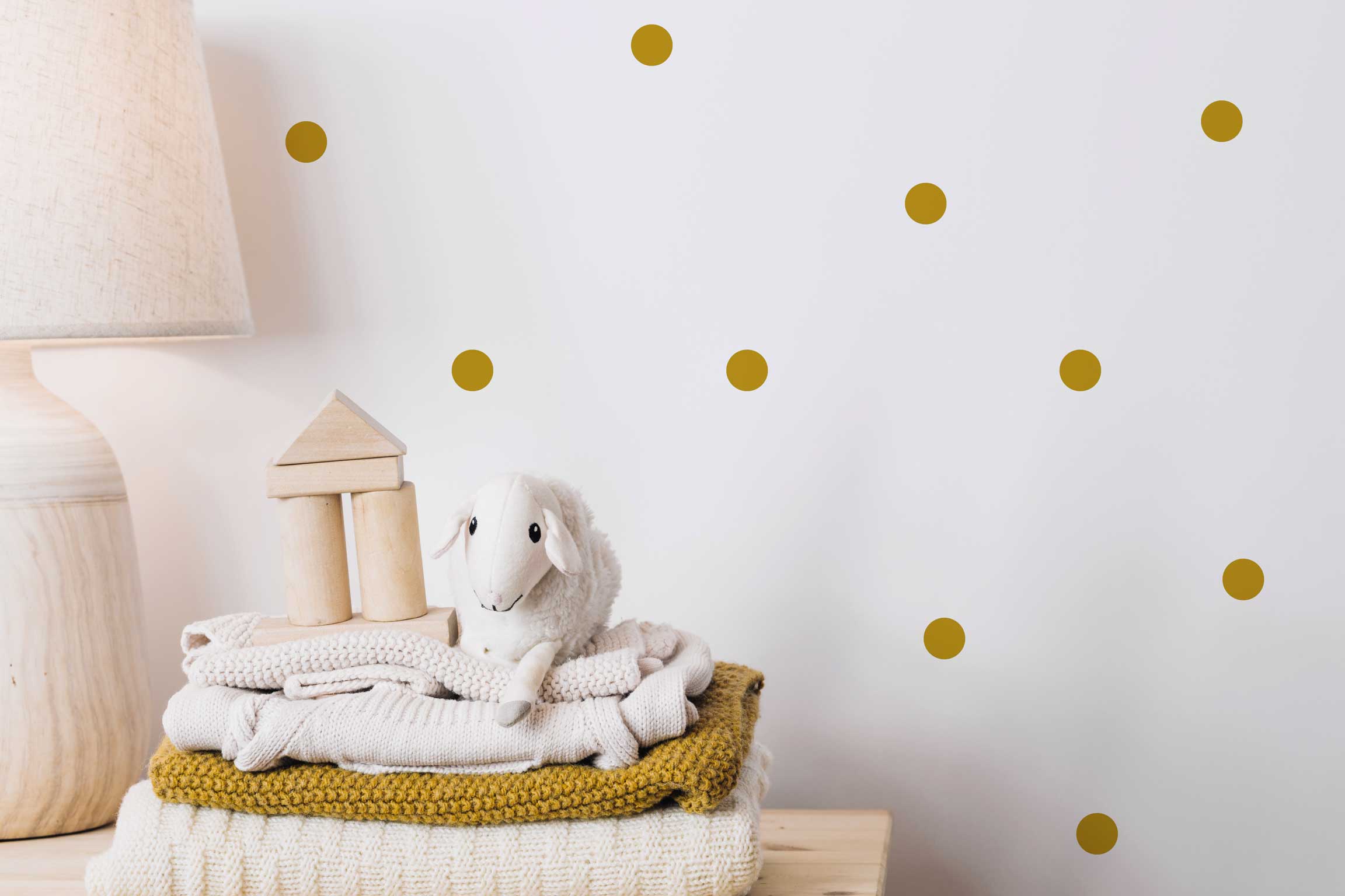 Chambre enfant décorée avec des autocollants muraux en formes de ronds de couleur jaune ocre.