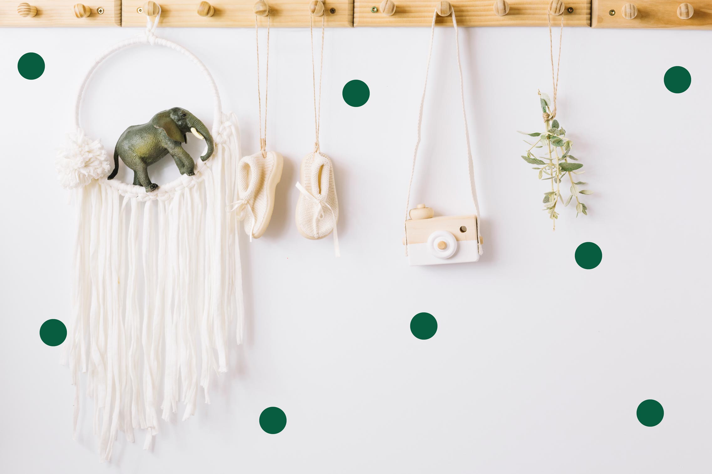 Chambre enfant décorée avec des autocollants muraux en formes de ronds de couleur vert forêt.