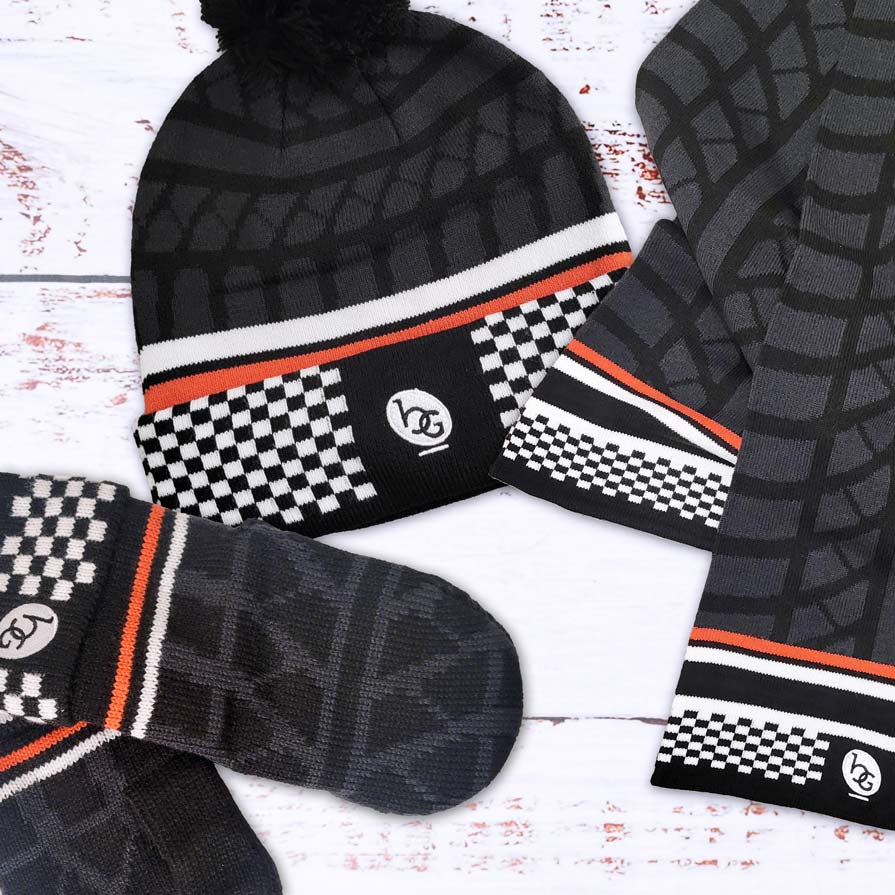 Conception d'article promotionnels pour la collection Bertand Godin. Tuque, mitaines et foulard aux couleurs de la marque.