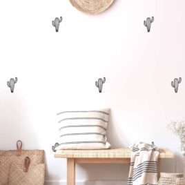 Salon blanc avec décoration en rotin de style boho chic décoré avec des autocollants muraux de cactus.