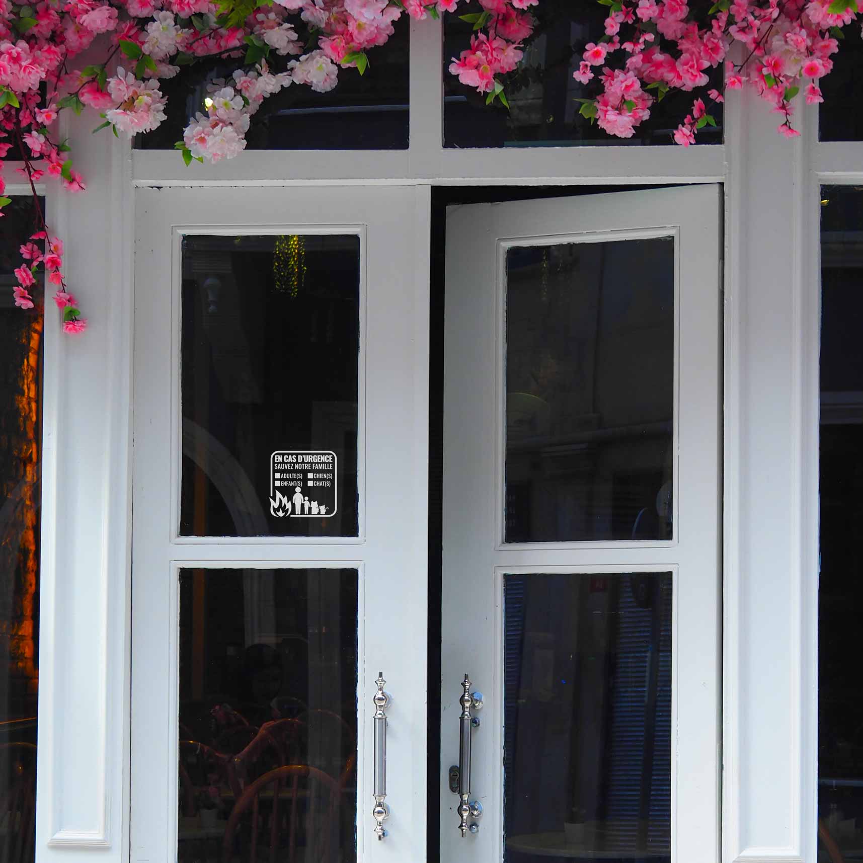 Plan éloigné d'un autocollant pour aviser les pompiers de la présence d'enfants et d'animaux dans la maison.