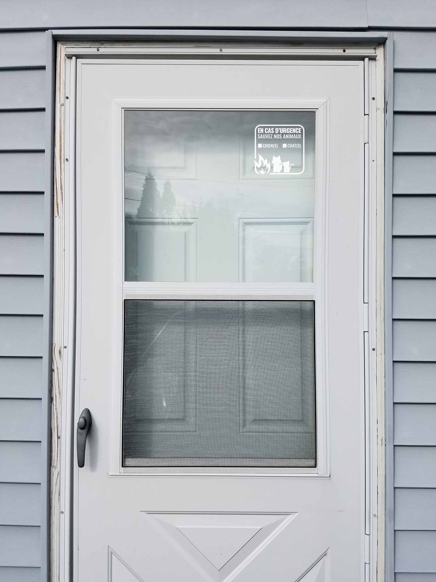 Plan éloigné d'un autocollant pour aviser les pompiers de sauver la famille et les animaux qui vivent dans la maison en cas d'incendie.