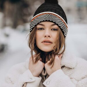 Conception d'article promotionnels pour la collection Bertand Godin. Tuque unisexe aux couleurs de la marque.