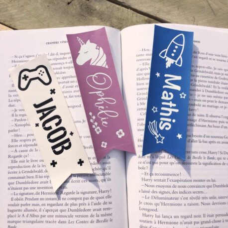Trois modèles de signets dans un livre