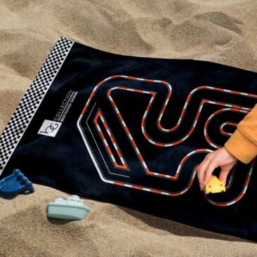 Serviette de plage représentant une piste de course. Peut être utilisé avec des petites autos.