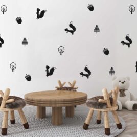 Salle de jeux scandinave avec autocollants muraux écureuils