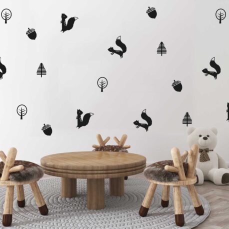 Salle de jeux scandinave avec autocollants muraux écureuils