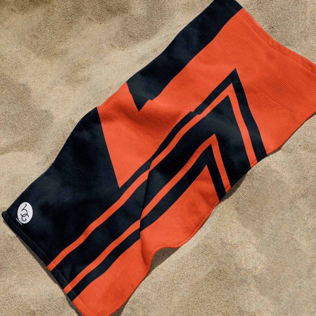 Serviette de plage orange et noir de la collection Bertand Godin