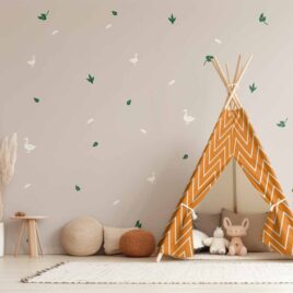 Chambre d'enfant champêtre décorée avec des autocollants muraux d'oies.