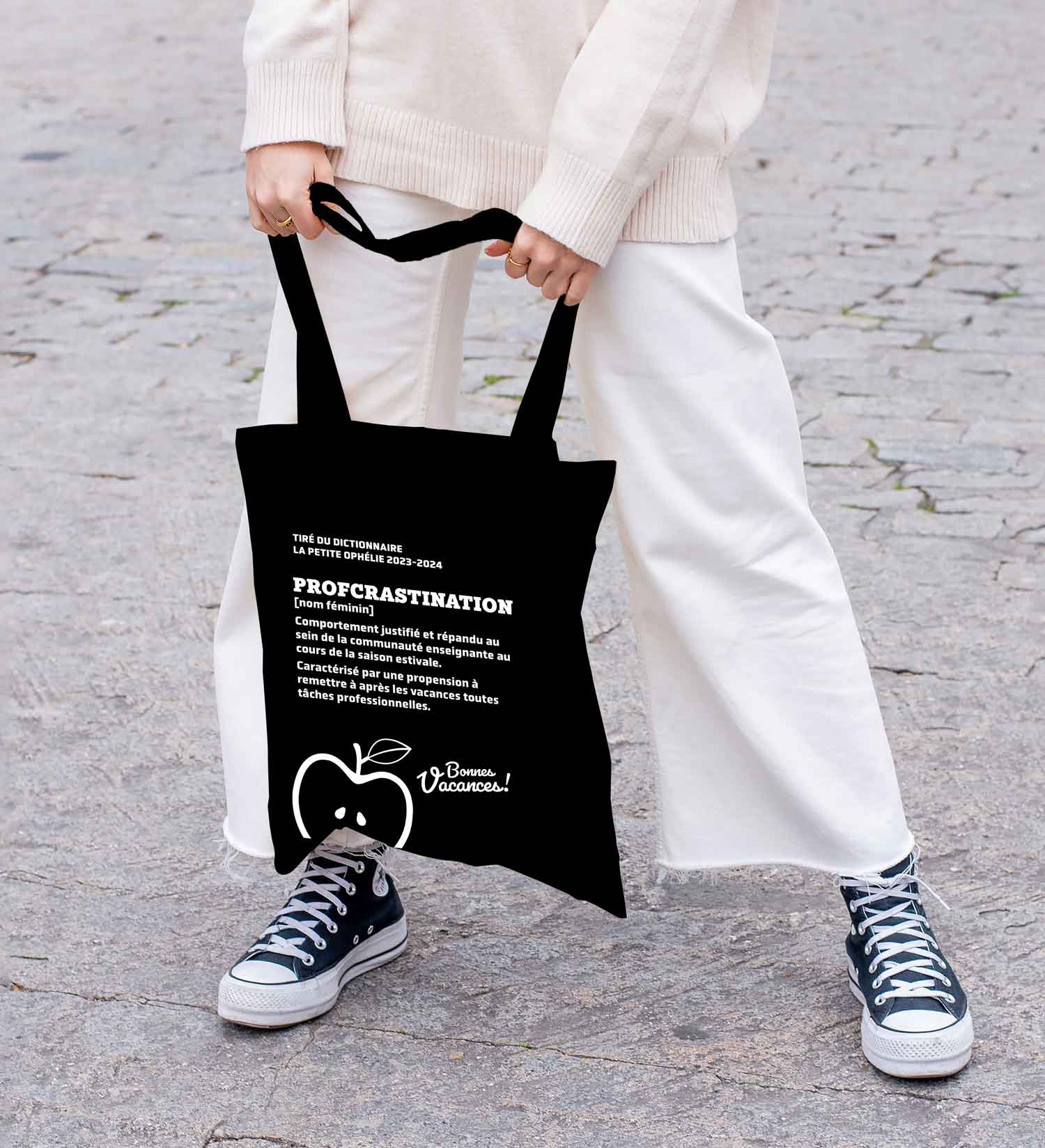 Sac fourre-tout fièvre éducative pour cadeau de professeur dans les mains d'une femme.