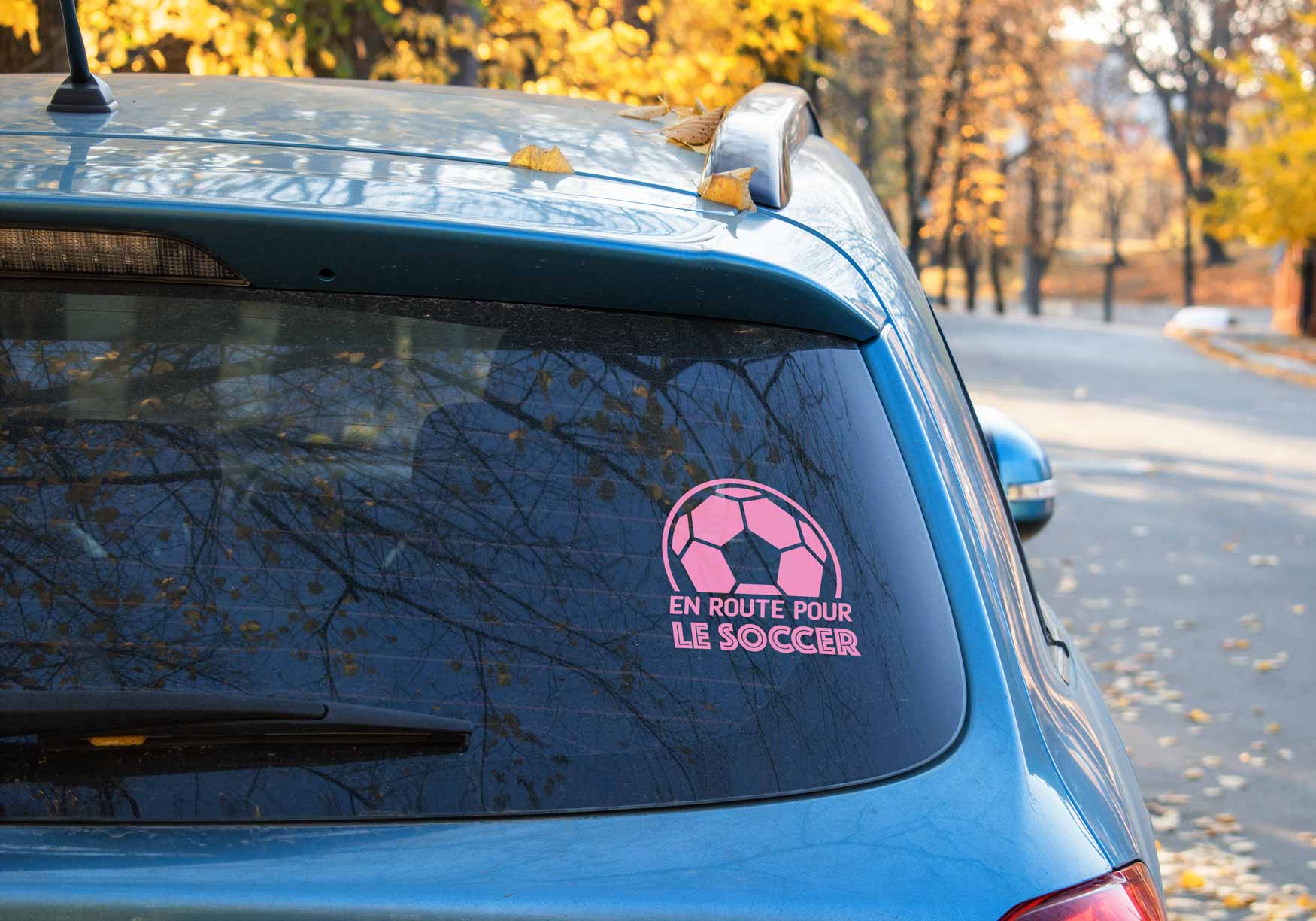 Autocollant pour voiture en route pour le soccer version française de couleur rose