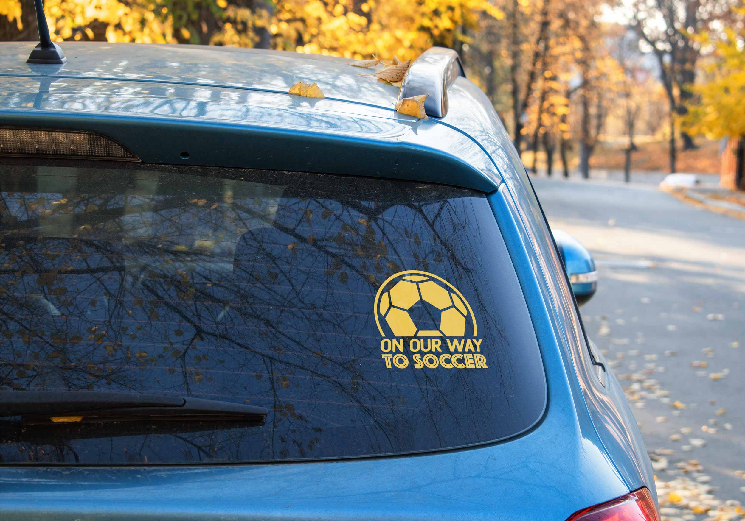 Autocollant bébé à bord on our way to soccer jaune.