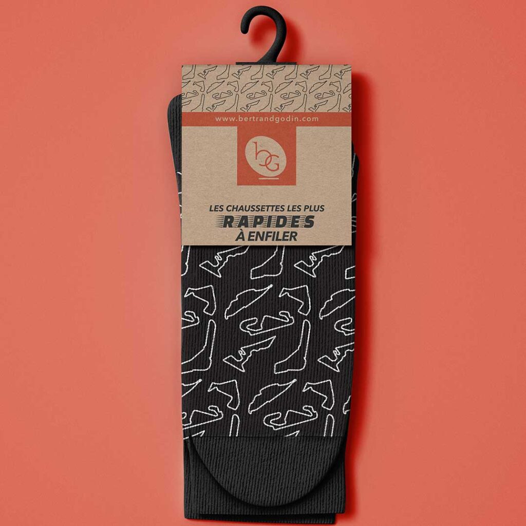 Chaussette pour la collection Bertrand Godin avec motif de piste de course. Étiquette en papier kraft.