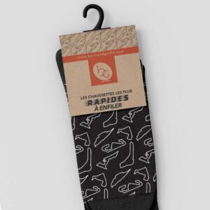 Chaussette pour la collection Bertrand Godin avec motif de piste de course. Étiquette en papier kraft.