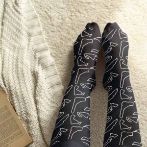 Chaussette pour la collection Bertrand Godin avec motif de piste de course. Chaussettes noires avec motifs blancs.