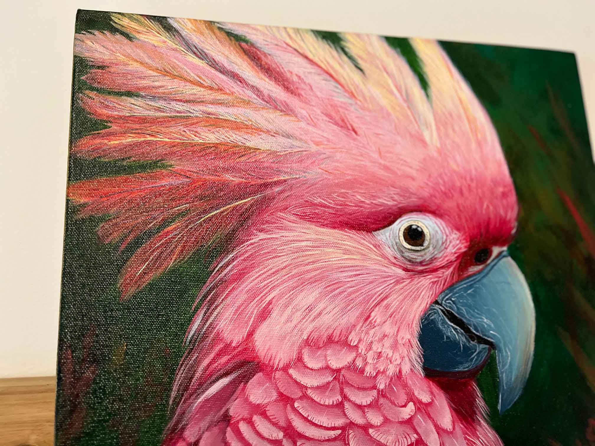 Gros plan d'une toile peinte à l'acrylique par l'artiste Karine Pothier. Représentant un cacatoès Rosalbin.
