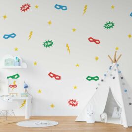 Chambre d'enfant décorée avec des autocollants muraux de super-héros.