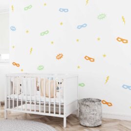 Jolie chambre de bébé décorée avec des autocollants muraux de super-héros de couleurs pastel.