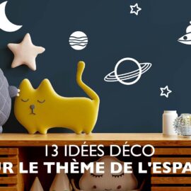 Chambre d'enfant décorée sur le thème de l'espace à l'aide d'autocollants muraux.