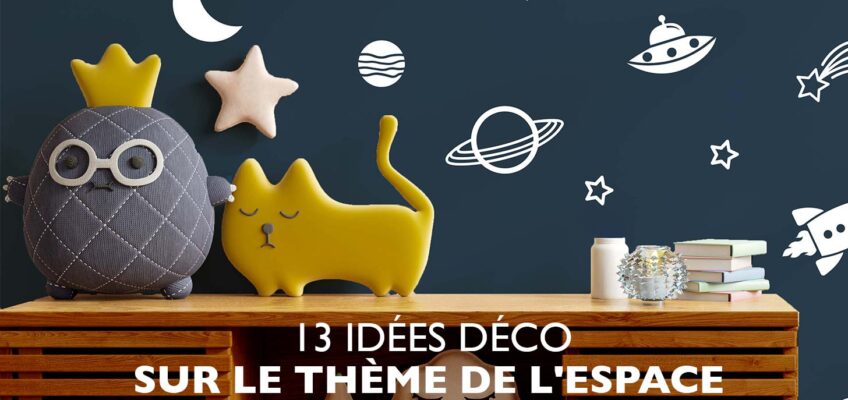 Chambre d'enfant décorée sur le thème de l'espace à l'aide d'autocollants muraux.