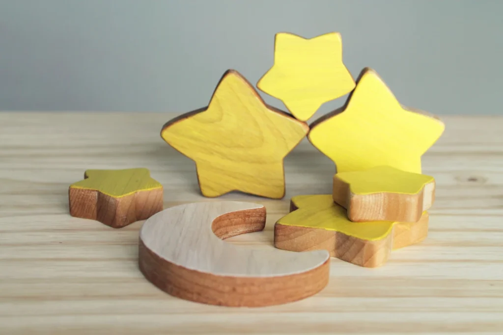 Ces jolies étoiles et cette lune en bois recyclé décoreront la chambre de bébé en lui ajoutant une touche calme et reposante!