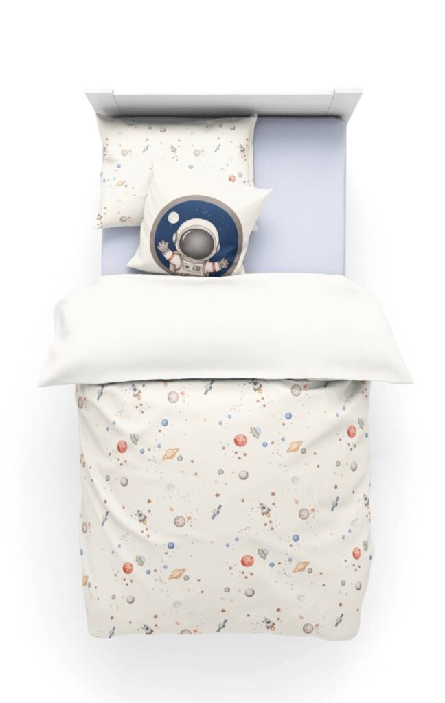 La housse de couette enfant Espace met en scène un astronaute accompagné de planètes, d’étoiles et de fusées, invitant l’enfant à voyager dans l’imaginaire tout en favorisant un environnement calme et rassurant. Les illustrations sont fines et harmonieuses, apportant une touche décorative originale sans surcharger l’espace.