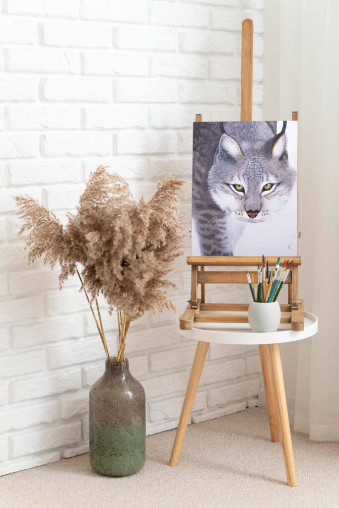 Toile de lynx, peinture animalière, sur le chevalet de l'artiste.