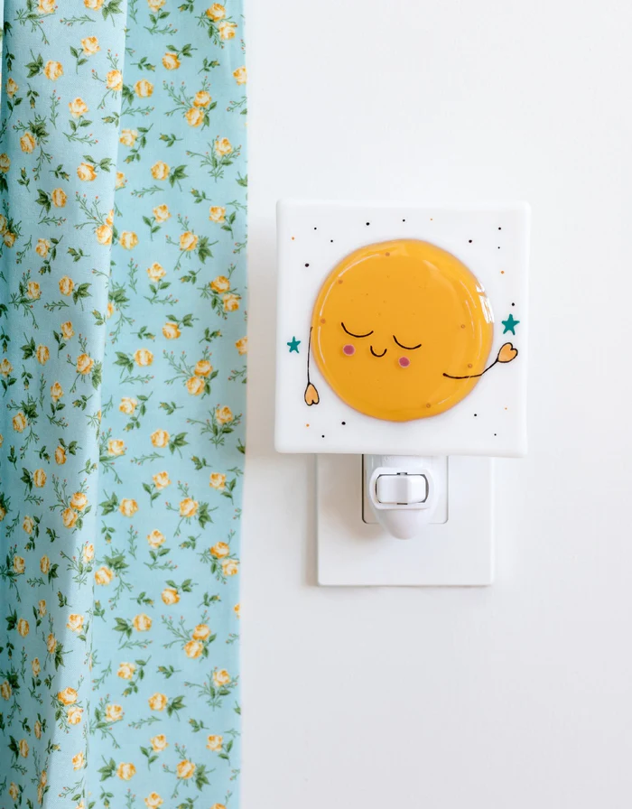 Apaisante et réconfortante, cette veilleuse apporte une touche d'originalité et de douceur aux nuits de vos enfants. Fabriquée en verre fusionné sécuritaire, elle est parfaite pour compléter la décoration de la chambre des tout-petits et même des plus grands!